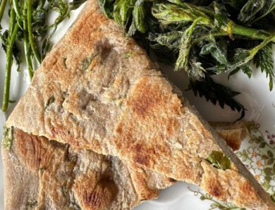 Pfannenbrot mit Wildkräutern