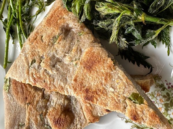 Pfannenbrot mit Wildkräutern